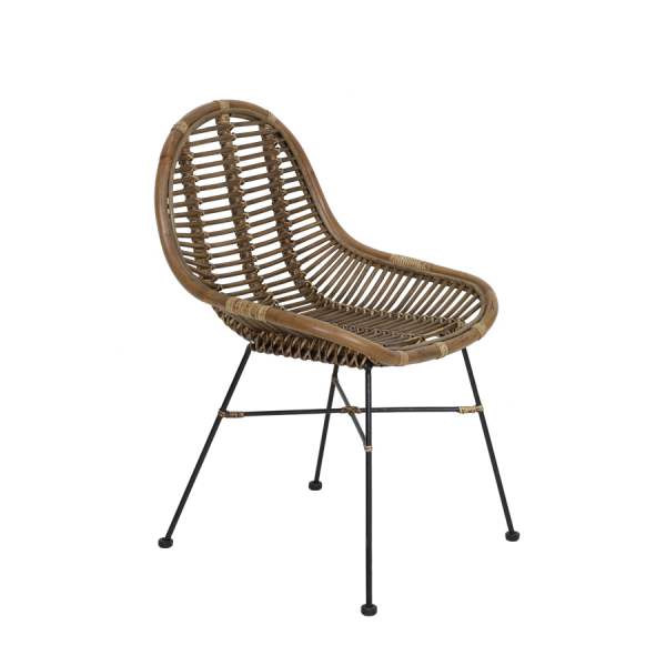 Hva med spisestuestoler i tredetaljer? Disse vil bidra til den enkle, men deilige følelsen av å være på et feriested. Om vinteren kan du med fordel legge tykt skinn i stolene, noe som vil bidra til et lunere og mer passende uttrykk for årstiden.