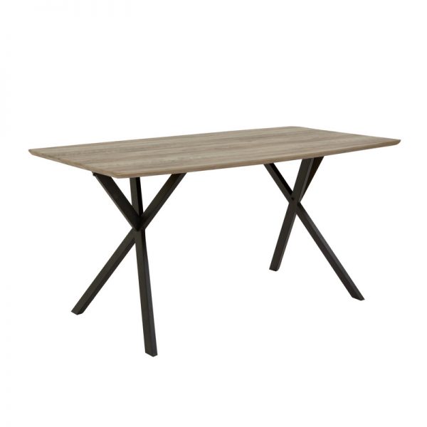 Et spisebord med treplate og sorte ben vil gi følelsen av det naturlige, men også en moderne stil.